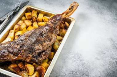 Barbekü kuzu budu, ızgarada otlar ve baharatlarla birlikte. Siyah arka plan. Üst Manzara. Yüksek kalite fotoğraf