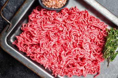 Kokainsiz kıyma ezmesi, çiğ kıyma ve mutfak tepsisinde domuz eti. Siyah arka plan. Üst görünüm.