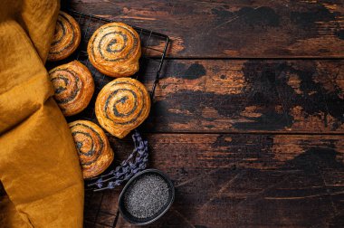 Pişirmeye hazır lavantalı haşhaşlı çörekler. Ahşap arka plan. Üst Manzara. Boşluğu kopyala.