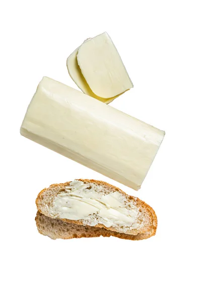 バターは木製の切断板に広がり 食料品のトースト 高品質のアイソレート ホワイトバック — ストック写真