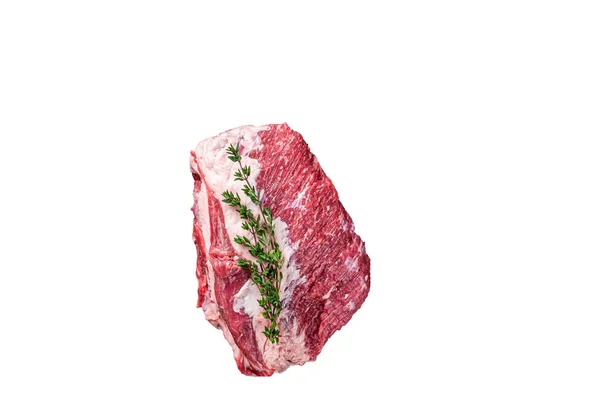 生鲜的生肉圆烤牛肉切碎在屠夫用的切菜板上 高质量的隔离 白色背景 — 图库照片