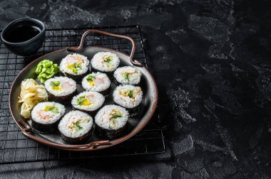 Sebze, yumurta, eançüez ve yengeç, Kore pirinçli börek ile doldurulmuş Kimbap gimbap. Siyah arka plan. Üst Manzara. Boşluğu kopyala.