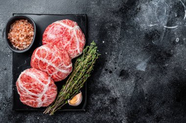 Çiğ Atriaux pirzolası, yağda pişmiş domuz eti, İsviçre sosisi. Siyah arka plan. Üst Manzara. Boşluğu kopyala.