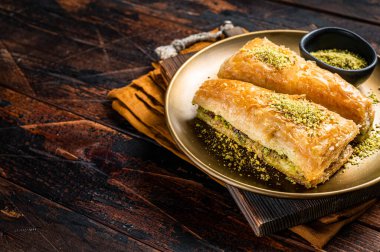 Havuç dilimi Baklava, Türk Havuc Dilim Baklava ve şam fıstığı. Ahşap arka plan. Üst Manzara. Boşluğu kopyala.
