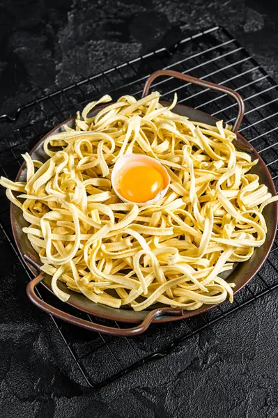 Dry Spaetzle Egg Noodle Steel Tray Black Background Top View —  Fotos de Stock