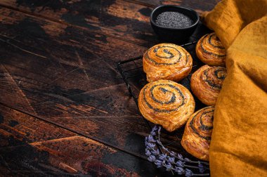 Pişirmeye hazır lavantalı haşhaşlı çörekler. Ahşap arka plan. Üst Manzara. Boşluğu kopyala.