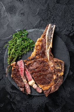 Kızarmış Tomahawk ya da biftekli kovboy. Siyah arka plan. Üst görünüm.