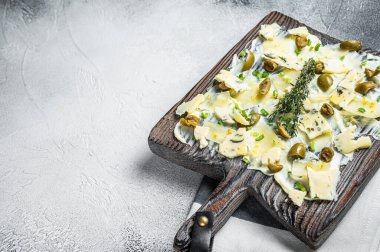 Tereyağı, otlar, mavi peynir, kapari, parmesan ve zeytin, tereyağı. Beyaz arka plan. Üst Manzara. Boşluğu kopyala.