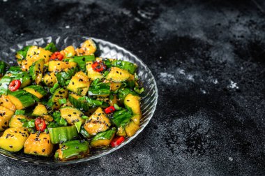 Çin soğumuş Pai Huang Gua Salatalık ezmesi sarımsak, zencefil, susam yağı, soya sosu. Siyah arka plan. Üst Manzara. Boşluğu kopyala.