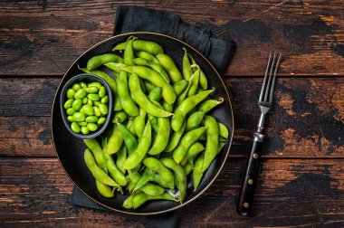 Japon Raw Edamame Fasulyesi, pişmeye hazır taze soya fasulyesi. Ahşap arka plan. Üst görünüm.