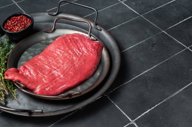 Taze çiğ et bifteği ve pişirmek için malzemeler. Siyah arka plan. Üst Manzara. Boşluğu kopyala.