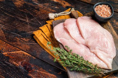 Tahta üzerinde taze çiğ tavuk pirzolası, tavuk eti. Ahşap arka plan. Üst Manzara. Boşluğu kopyala.