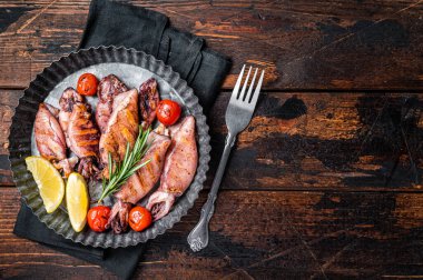 Izgara kalamar, otlu bir tabakta kalamar. Ahşap arka plan. Üst Manzara. Boşluğu kopyala.