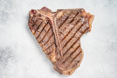 Izgara biftek ya da biftekli biftek. Beyaz arka plan. Üst Manzara. Boşluğu kopyala.