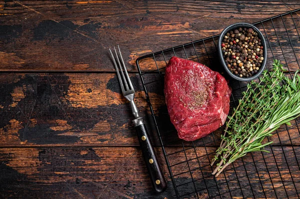 Rump Steak Con Especias Carne Cruda Res Fondo Madera Vista —  Fotos de Stock