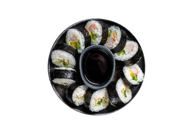 Kore pirinçli kimbap veya buğulanmış beyaz pirinçten yapılmış gimbap. Beyaz arkaplanda izole