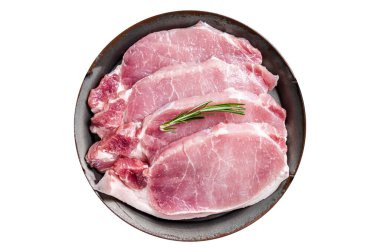 Biberiyeli çelik tepside çiğ domuz pirzolası. Beyaz arkaplanda izole