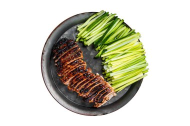 Pekin ördeği, salatalık, yeşil soğan ve buğdaylı Çin gözlemesi ve Hoysin sosuyla servis edildi. Beyaz arkaplanda izole