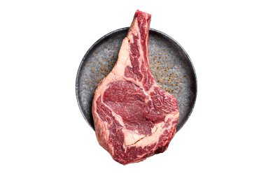 Çiğ kovboy bifteği, kemikli kaburga bifteği, kasap kesim tahtasındaki et mermeri. Beyaz arkaplanda izole