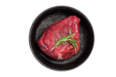 Tavada taze çiğ sığır filetosu ve sebzeli biftek. Beyaz arkaplanda izole