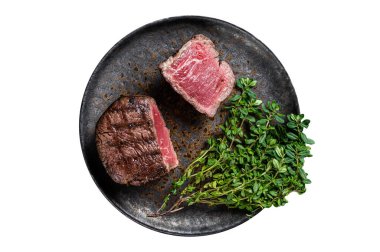 Biftek, ızgara sığır filetosu. Beyaz arkaplanda izole