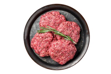 Mince beef Meat 'ten pişmemiş Frikadellen, çiğ et pirzolası. Beyaz arkaplanda izole