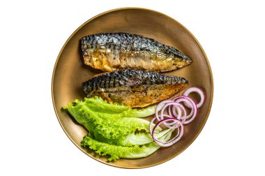Tabakta garnitürle ızgara uskumru scomber balık filetosu. Beyaz arkaplanda izole