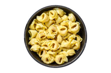 Tavada peynir soslu İtalyan tortellini makarnası. Beyaz arkaplanda izole