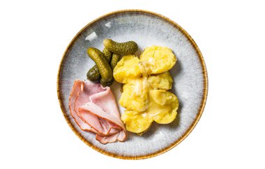 Eritilmiş Raclette İsviçre peyniri, haşlanmış patates ve jambon. Beyaz arkaplanda izole