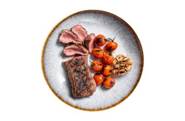Kızarmış kuzu fileto eti, ızgara domates ve sarımsaklı sığır fileto bifteği. Beyaz arkaplanda izole