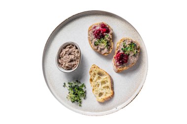 Tavuklu tostlar lahana filizli beyaz ekmek üzerine ezme. Beyaz arkaplanda izole