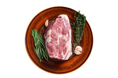 Köy tabaklarında taze çiğ domuz boynundan biftek. Beyaz arkaplanda izole