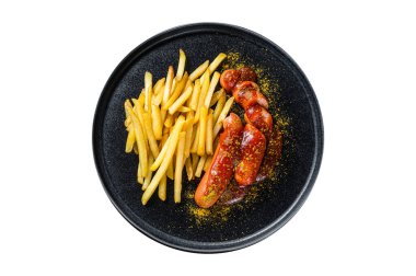 Tabağında patates kızartması olan Alman körili sosisi. Beyaz arkaplanda izole
