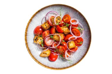 Domatesli taze vejetaryen panzanella salatası, soğan ve kızarmış ekmek. Beyaz arkaplanda izole