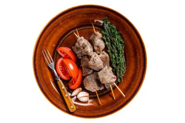 Kuzu eti, ahşap şiş, sebze ve kırsal tabakta. Beyaz arkaplanda izole