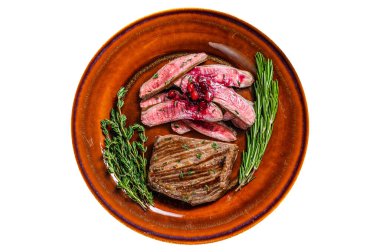 Kızarmış kanat ya da et bifteği tabakta. Beyaz arkaplanda izole