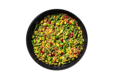 Edamame, mısır, carott, domates, paprika ve soğanlı kinoa salatası. İzole edilmiş, beyaz arka plan. Üst görünüm