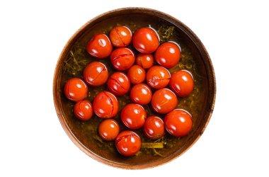 Tahta bir tabakta sarımsak ve kekik ile marine edilmiş kiraz domatesleri. İzole edilmiş, beyaz arka plan. Üst görünüm