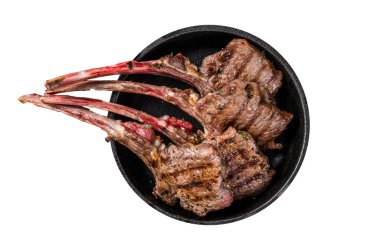 Barbekü ızgara kuzu pirzola, tavada biftek. İzole edilmiş, beyaz arka plan. Üst görünüm