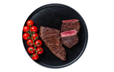 Kızarmış Denver bifteği ve kekik tabağı. İzole edilmiş, beyaz arka plan. Üst görünüm