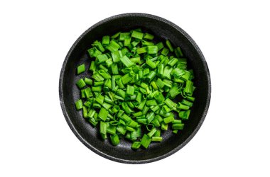 Tavada dilimlenmiş yeşil soğan. İzole edilmiş, beyaz arka plan. Üst görünüm