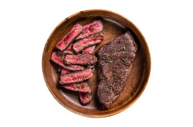 Ahşap bir tabakta dilimlenmiş üst bıçak ya da Denver bifteği. İzole edilmiş, beyaz arka plan. Üst görünüm