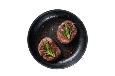 Kavrulmuş fileto Mignon fileto sığır bifteği tavada. İzole edilmiş, beyaz arka plan. Üst görünüm