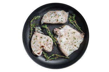 Taze çiğ kurt fileto bifteği ve otlarla dolu bir tavada. İzole edilmiş, beyaz arka plan. Üst görünüm