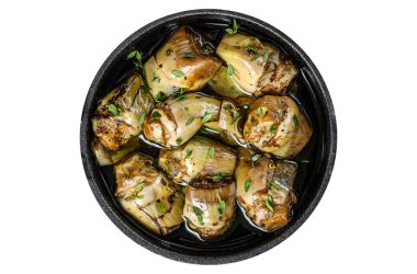 Tavada zeytinyağında marine edilmiş enginar. İzole edilmiş, beyaz arka plan. Üst görünüm