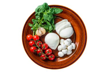 Mozzarella peyniri, fesleğen ve domates kirazı Caprese salatası pişirmeye hazır. İzole edilmiş, beyaz arka plan. Üst görünüm