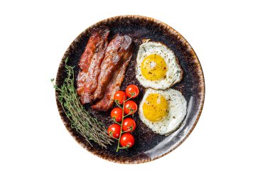 Yağda yumurta ve jambonlu kahvaltı tabakta otlar. İzole edilmiş, beyaz arka plan. Üst görünüm