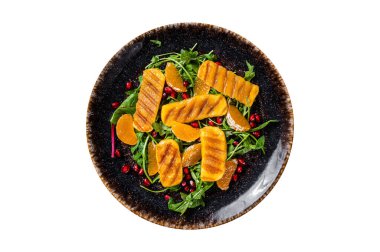 Izgara Halloumi peynirli, roka, portakal ve nar soslu yaz salatası. İzole edilmiş, beyaz arka plan. Üst görünüm