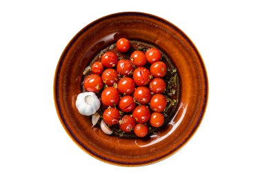 Çilekli domatesleri sarımsak ve kekik ile marine et. İzole edilmiş, beyaz arka plan. Üst görünüm