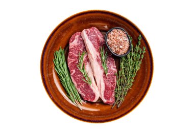 İki dilimlenmiş çiğ çizgili biftek veya New York bifteği, sığır eti. İzole edilmiş, beyaz arka plan. Üst görünüm